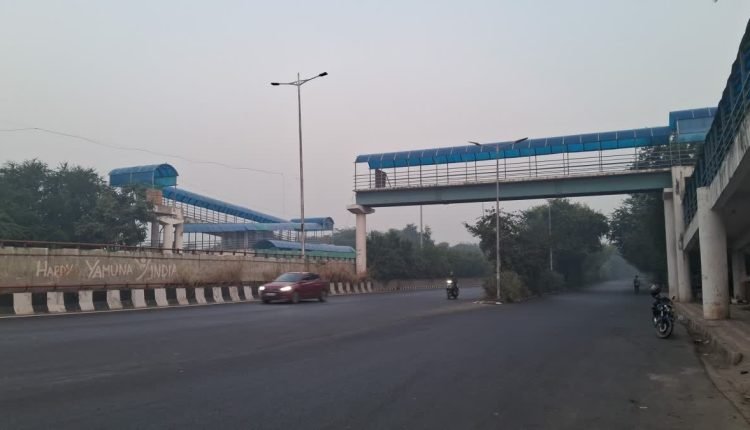 Delhi: ट्रक के टक्कर से टूट गया फुटओवर ब्रिज का हिस्सा, बाल- बाल बचे लोग