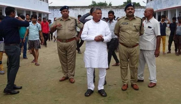 जेल का औचक निरीक्षण करने पहुंचे उत्तर प्रदेश के कारागार मंत्री धर्मवीर प्रजापति, 24 घंटे सुरक्षा निगरानी का दा