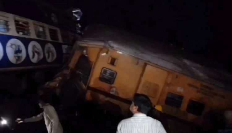 Andhra Pradesh Train Accident: आंध्र प्रदेश में दो यात्री ट्रेनों की टक्कर में 13 लोगों की मौत, 50 घायल
