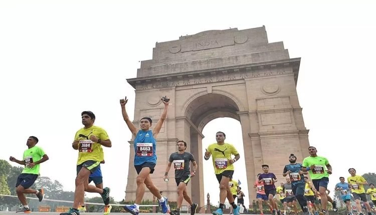 Half Marathon: हाफ मैराथन में जोश के साथ दौड़े दिल्लीवासी, जारी रहेगा ट्रैफिक डाइवर्जन