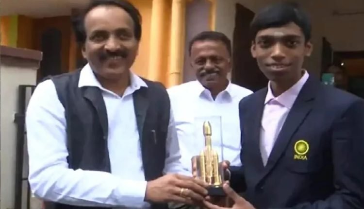 ISRO चेयरमैन ने शतरंज खिलाड़ी प्रगनानंद से की मुलाकात, दिया विशेष उपहार