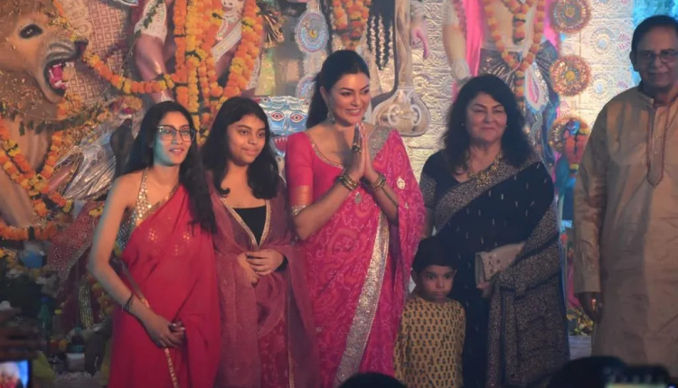 Durga Puja 2023: अभिनेत्री सुष्मिता सेन ने बांद्रा के नोतुनपल्ली सर्बोजोनिन दुर्गोत्सव में किए दर्शन