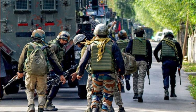 Shopian Encounter: शोपियां में सुरक्षाबलों के साथ मुठभेड़ में 2 आतंकवादी ढेर, कश्मीरी पंडित की हत्या में शामिल था एक आतंकी