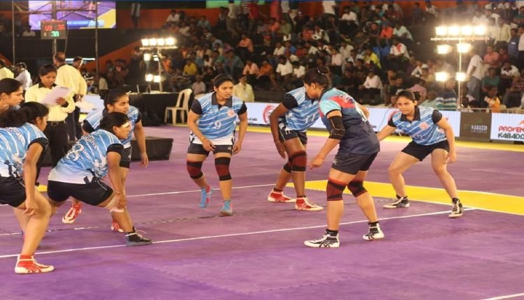 एशियन गेम्स से गोल्ड जीतकर भारत लौटी महिला कबड्डी टीम की खिलाड़ी स्नेहल शिंदे का हुआ स्वागत