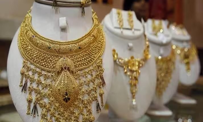 Gold Silver Price: फेस्टिव सीजन में सोना खरीदने वालों के लिए झटका! 61000 के पार हुआ सोना, चांदी में भी तेजी बरकरार