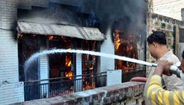 Ludhiana Fire: लुधियाना में होजरी फैक्टरी में लगी आग, दमकल कर्मियों ने तीन लोगों को बचाया