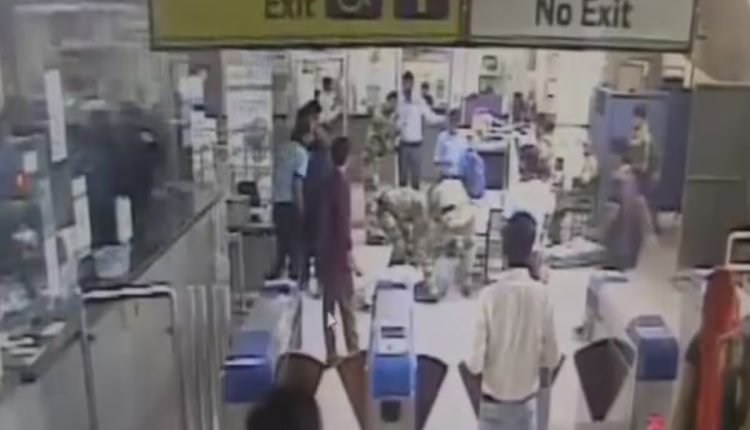 Viral Video: नांगलोई मेट्रो स्टेशन पर गिर कर बेसुध हो गया शख्स, CISF जवान ने बचाई जान