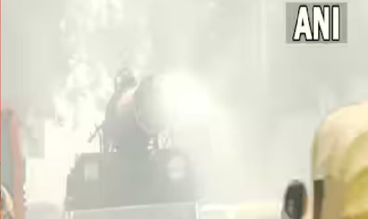 Delhi Pollution: दिल्ली में प्रदूषण पर लगाम लगाने के लिए फायर सर्विसेज कर रही मदद, सड़कों पर छिड़काव जारी