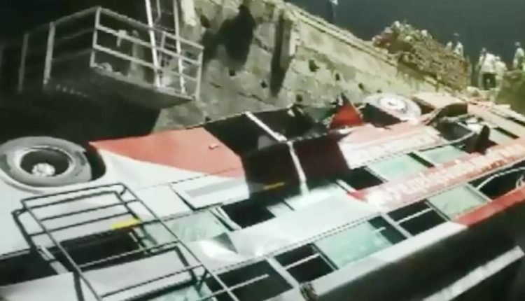 राजस्थान के दौसा में भीषण हादसा, पुलिया की रेलिंग तोड़कर रेलवे ट्रैक पर गिरी बस, 4 की मौत