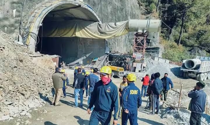 Uttarkashi Tunnel Collapse: उत्तरकाशी पहुंचे CM पुष्कर धामी ने रेस्क्यू ऑपरेशन की समीक्षा की, टनल में फंसे हैं 40 मजदूर