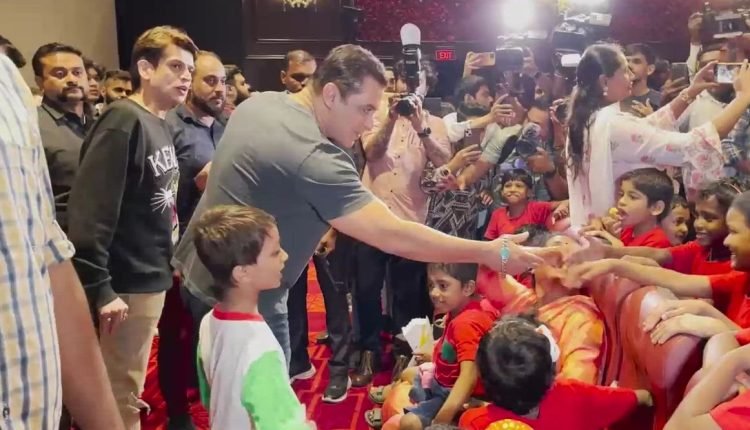 Tiger 3: सलमान खान ने अनोखे स्टाइल में मनाया बाल दिवस, थिएटर में नन्हें फैंस से की मुलाकात