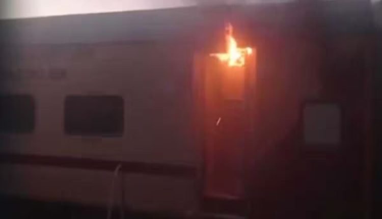 इटावा में अब वैशाली सुपरफास्ट एक्सप्रेस के स्लीपर कोच में लगी आग, 19 यात्री घायल, 12 घंटे में दूसरा अग्निकांड