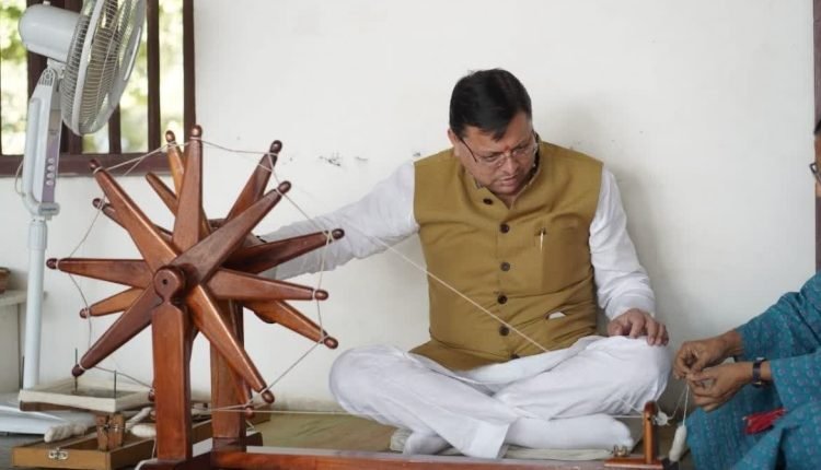 अहमदाबाद के गांधी आश्रम पहुंचे सीएम धामी, चरखा चलाकर बापू को किया याद