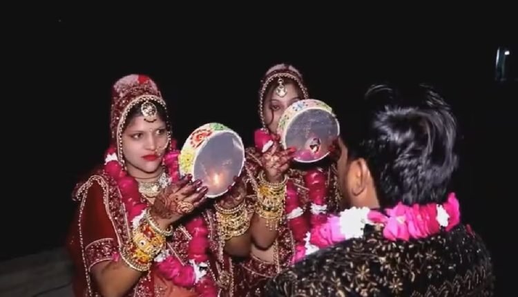 Karva Chauth with Two Wives: दो बीवियों के साथ मनाया करवा चौथ, दोनों ने एक साथ की पूजा