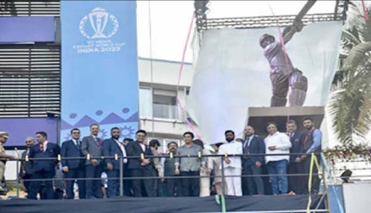 वानखेड़े स्टेडियम में 14 फुट ऊंचे सचिन तेंदुलकर, मुख्यमंत्री शिंदे ने किया प्रतिमा का अनावरण