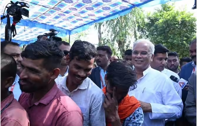 CG ELECTION 2023: सीएम भूपेश बघेल पहुंचे मतदान करने, कहा- 'हम ही जीतेंगे... 75 सीट हमें मिलने वाली है'