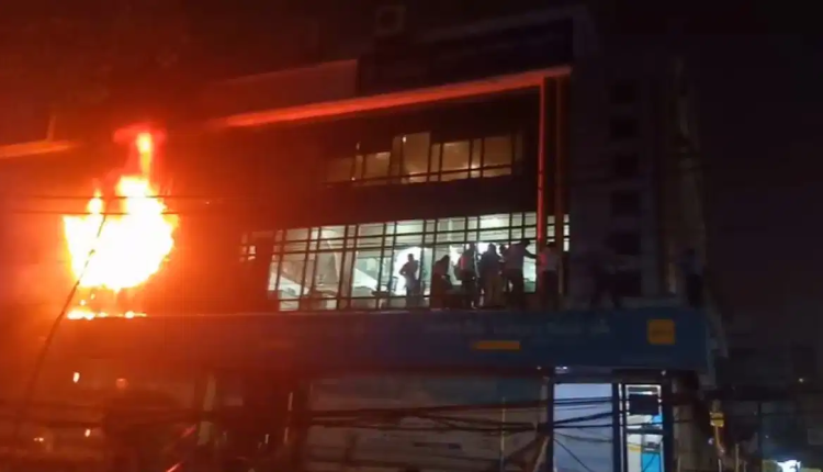 Lucknow Fire: लखनऊ में केनरा बैंक में लगी भीषण आग, कर्मचारियों ने छत से कूद कर बचाई अपनी जान