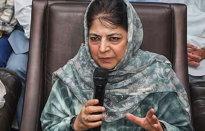 Mehbooba Mufti: जेके पुल‍िस के शहीद हेड कांस्‍टेबल के पर‍िवार से म‍िली पूर्व सीएम महबूबा मुफ्ती