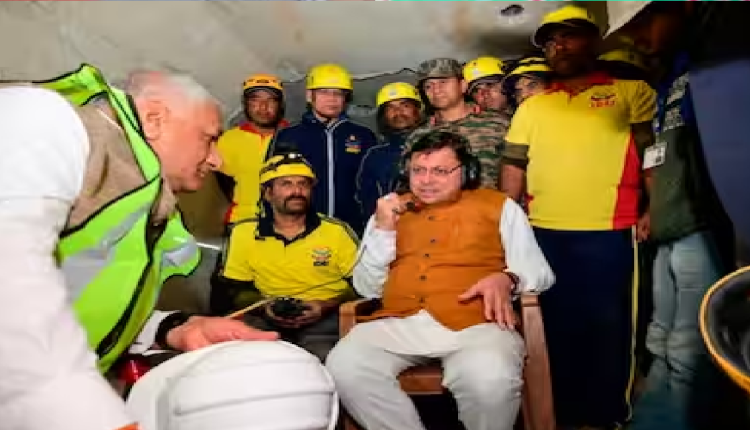 Uttarkashi Tunnel में फंसे मजदूरों से CM Dhami ने फोन पर की बात, रेस्क्यू ऑपरेशन की जानकारी दी