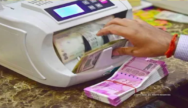 Bank Transaction: बैंक खाते से पैसा निकालने पर देना पड़ेगा टैक्स, जानिए कितनी रकम निकाल सकते हैं एक साल में