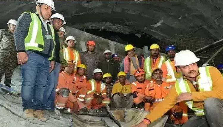 Silkyara Tunnel Rescue Operation: ऑगर मशीन ने पहाड़ के आगे टेके घुटने, रेस्क्यू टीमों के हौसले बुलंद