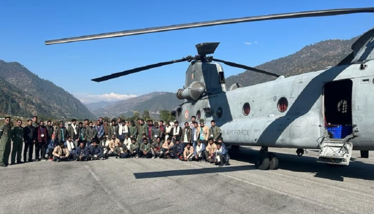 Uttarakhand Tunnel Workers: चिनूक हेलिकॉप्टर 41 मजदूरों को लेकर ऋषिकेश पहुंचा, AIIMS में चेकअप हुआ