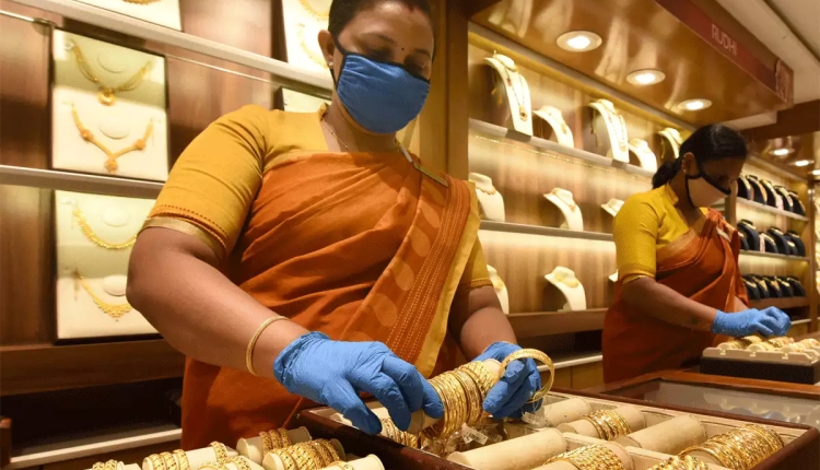 Gold Prices At Record High: सोने के दामों में रिकॉर्ड उछाल, पहली बार कीमतें 63,500 रुपये प्रति 10 ग्राम के ऐतिहासिक लेवल पर