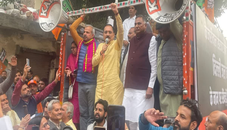 दिल्ली बीजेपी का केजरीवाल सरकार के खिलाफ जल बोर्ड दफ्तर के बाहर हल्ला बोल प्रदर्शन