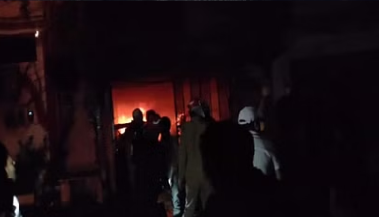 Delhi Fire: आवासीय इमारत में लगी आग, जान बचाने के लिए पांच लोग बालकनी से कूदे, 26 को बचाया, महिला की मौत