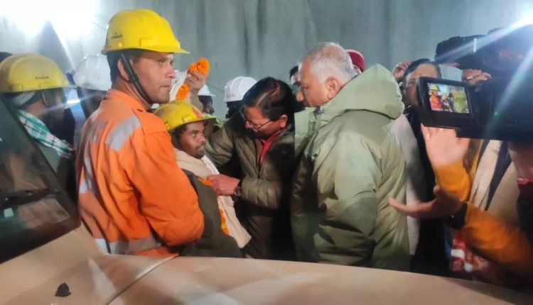 Uttarkashi Tunnel Rescue: सिलक्यारा सुरंग से सुरक्षित निकले झारखंड के सभी मजदूर स्वस्थ, आज आएंगे रांची