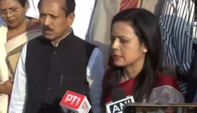 Cash For Query Case: लोकसभा से निकाली गईं महुआ मोइत्रा, पैसे लेकर सवाल पूछने के मामले में छिनी सांसदी