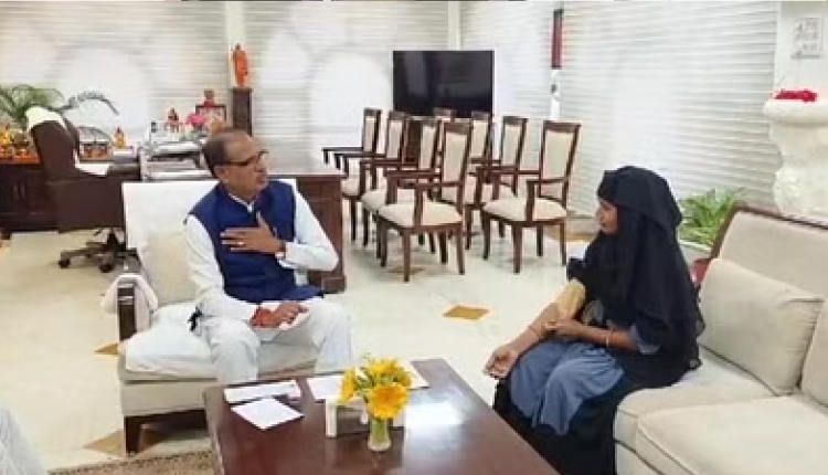MP: सीएम शिवराज से मिलीं समीना बी, बीजेपी को वोट देने पर देवर ने की थी पिटाई