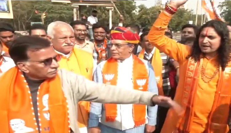 जयपुर में कांग्रेस सांसद धीरज साहू के खिलाफ BJP का विरोध प्रदर्शन, बालमुकुंद आचार्य ने कहा - दोषियों को मिलेगी सजा