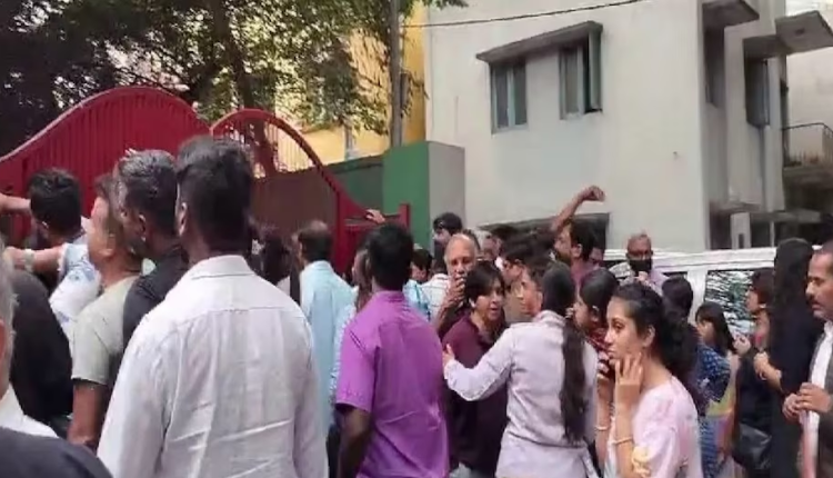 Bengaluru School Threat: बेंगलुरु के 44 स्कूलों को मिली बम से उड़ाने की धमकी, एक साथ भेजा गया मेल