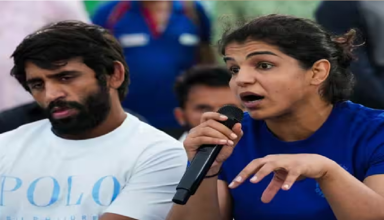 Wrestling Federation of India Election: केंद्रीय मंत्री अनुराग ठाकुर से मिलने पहुंचे पहलवान बजरंग पुनिया और साक्षी मलिक