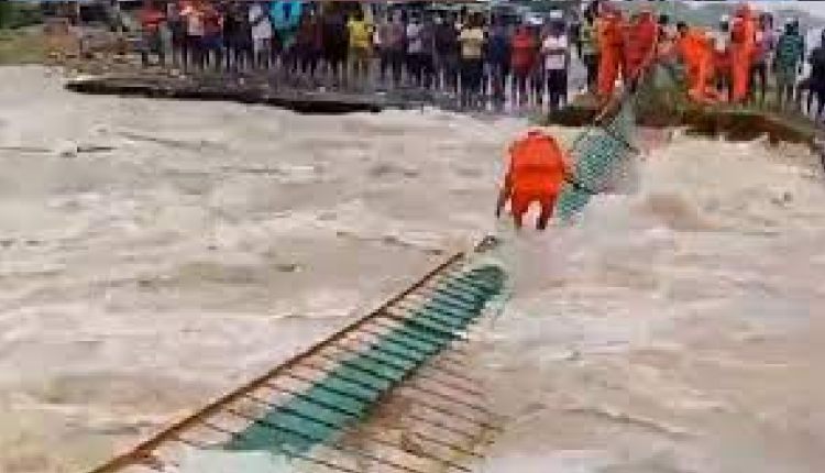 Tamil Nadu Floods: श्रीवैकुंटम रेलवे स्टेशन पर पिछले 24 घंटे से फंसे 500 यात्रियों को निकालने की मुहिम जारी