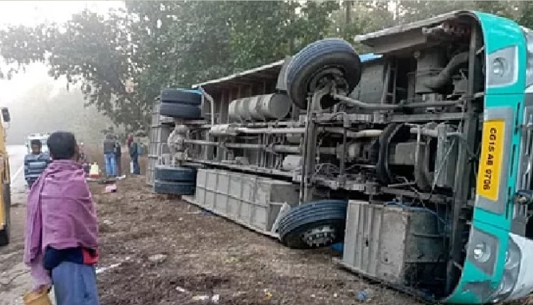 Chhattisgarh: छत्तीसगढ़ में सड़क हादसा, बस पलटने से 3 यात्रियों की मौत, 16 घायल