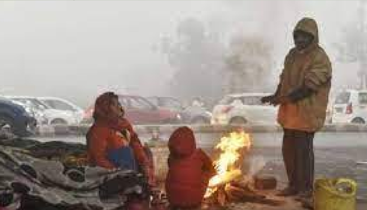 दिल्ली में रात के दौरान तापमान में गिरावट दर्ज़, रैन बसेरों में बढ़ी लोगों की संख्या