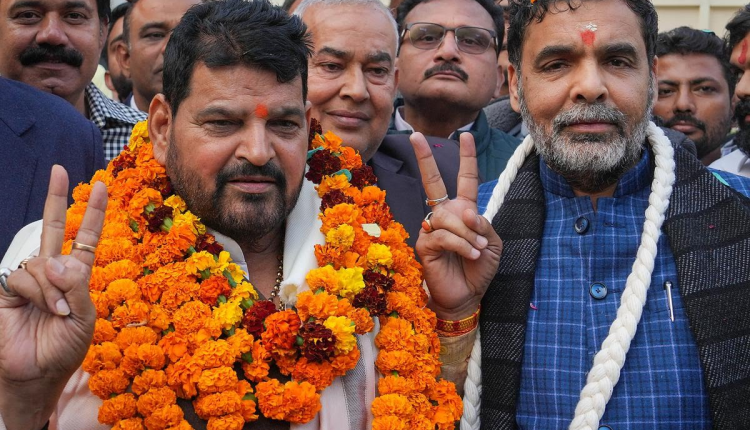 WFI Suspended: खेल मंत्रालय ने कुश्ती संघ को सस्पेंड किया, साक्षी मलिक संन्यास के फैसले पर दोबारा विचार करेंगी