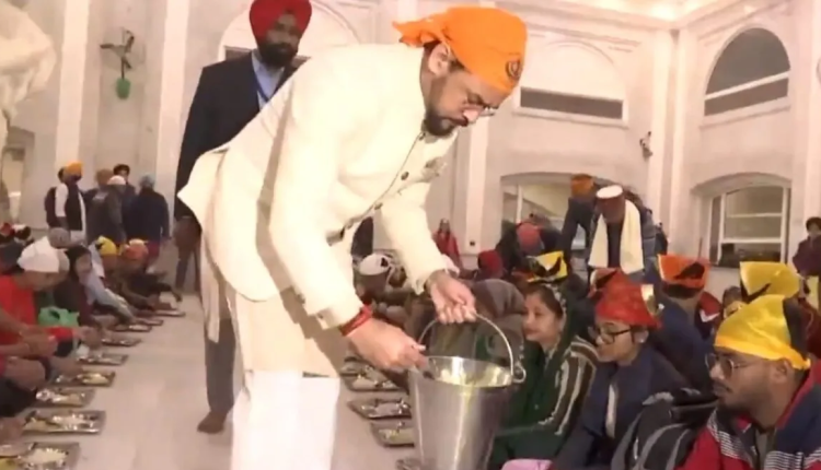 Veer Bal Diwas 2023 पर गुरुद्वारे में श्रद्धालुओं को लंगर परोसते नजर आए केंद्रीय मंत्री अनुराग ठाकुर