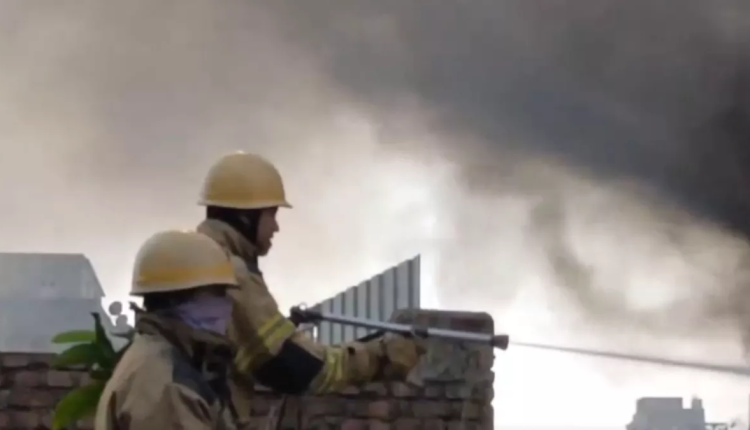 West Bengal: हावड़ा के घुसुड़ी इलाके की प्लास्टिक फैक्ट्री में भीषण आग, दमकल की कई गाड़ियां मौके पर मौजूद