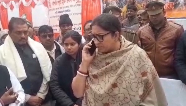 सांसद स्मृति ईरानी ने DIOS को लगाई फटकार, नाराज रिटायर्ड शिक्षकों ने सांसद स्मृति ईरानी से की शिकायत