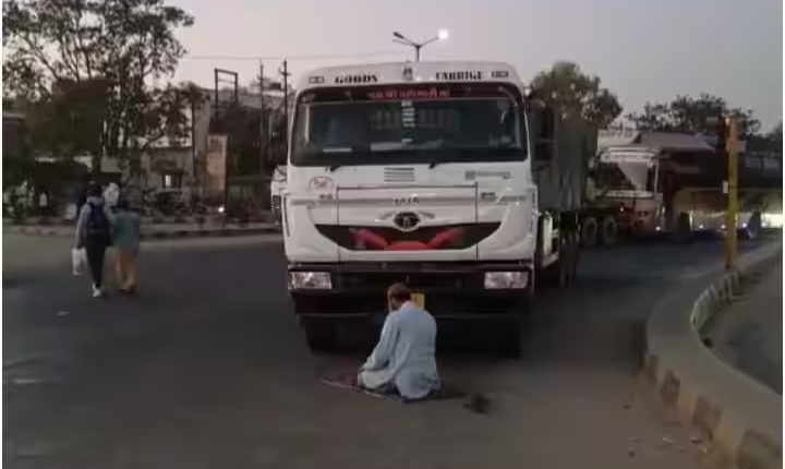 Gujarat: ट्रक रोककर सड़क पर पढ़ रहा था नमाज, बनासकाठा पुलिस ने ड्राइवर को किया गिरफ्तार