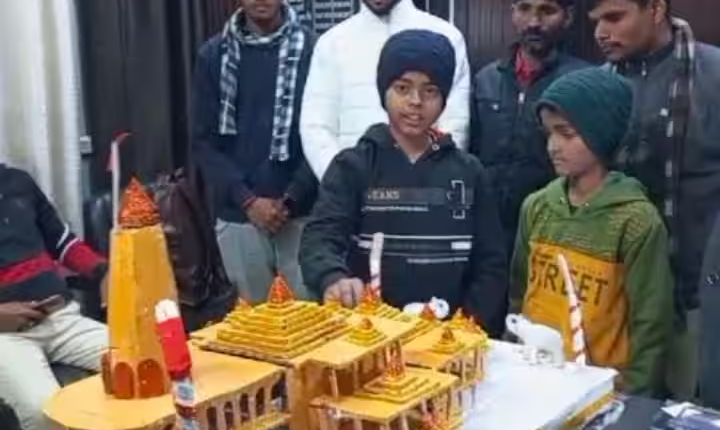 Ram Mandir Inauguration: उन्नाव के दो भाइयों ने बनाया राम मंदिर का प्रतिरूप, देखकर हर कोई कर रहा तारीफ