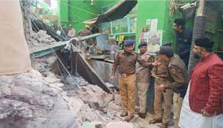 अजमेर दरगाह के पास गिरी मंजिला इमारत, 4-5 लोग दबे होने की आशंका