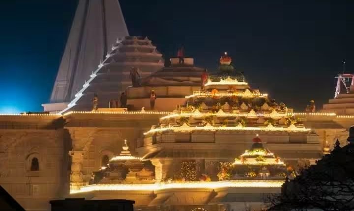 आस्था की रोशनी से नहाया राम मंदिर, रामलला की भी आई तस्वीरें, किन राज्यों ने किया छुट्टी का ऐलान?