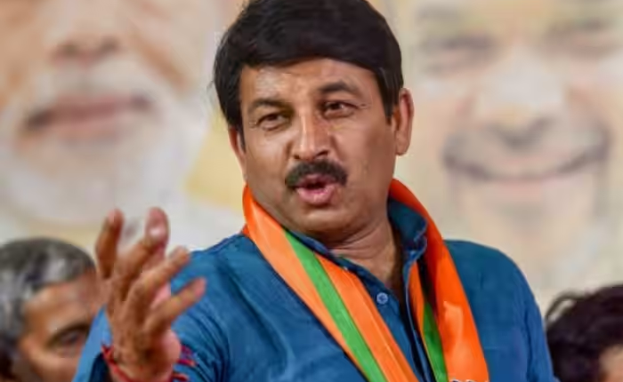 अयोध्या की रामलीला में परशुराम बने मनोज तिवारी, दिल्ली में सुंदरकांड के आयोजन पर AAP को घेरा