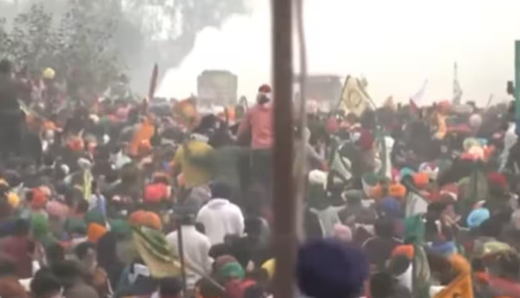 Delhi जाने के लिए अड़े किसान, Shambhu border पर बैरिकेडिंग तोड़ने की कोशिश