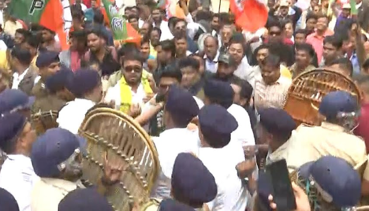 Breaking News: Sandeshkhali मामले में Siliguri में हुआ बवाल, BJP के कार्यकर्ताओं ने किया प्रदर्शन