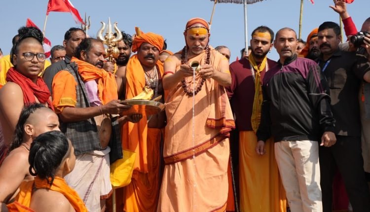 Mauni Amavasya संगम के अवसर पर Shankaracharya अविमुक्तेश्वरानंद ने त्रिवेणी संगम में किया मौन स्नान